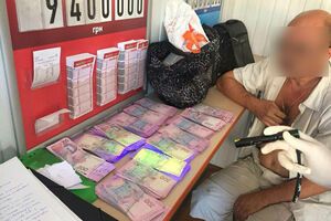 Задержанным сообщили о подозрении в получении неправомерной выгоды в особо крупном размере