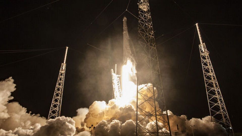 Ракета Falcon 9 со спутником связи стартовала с базы ВВС США