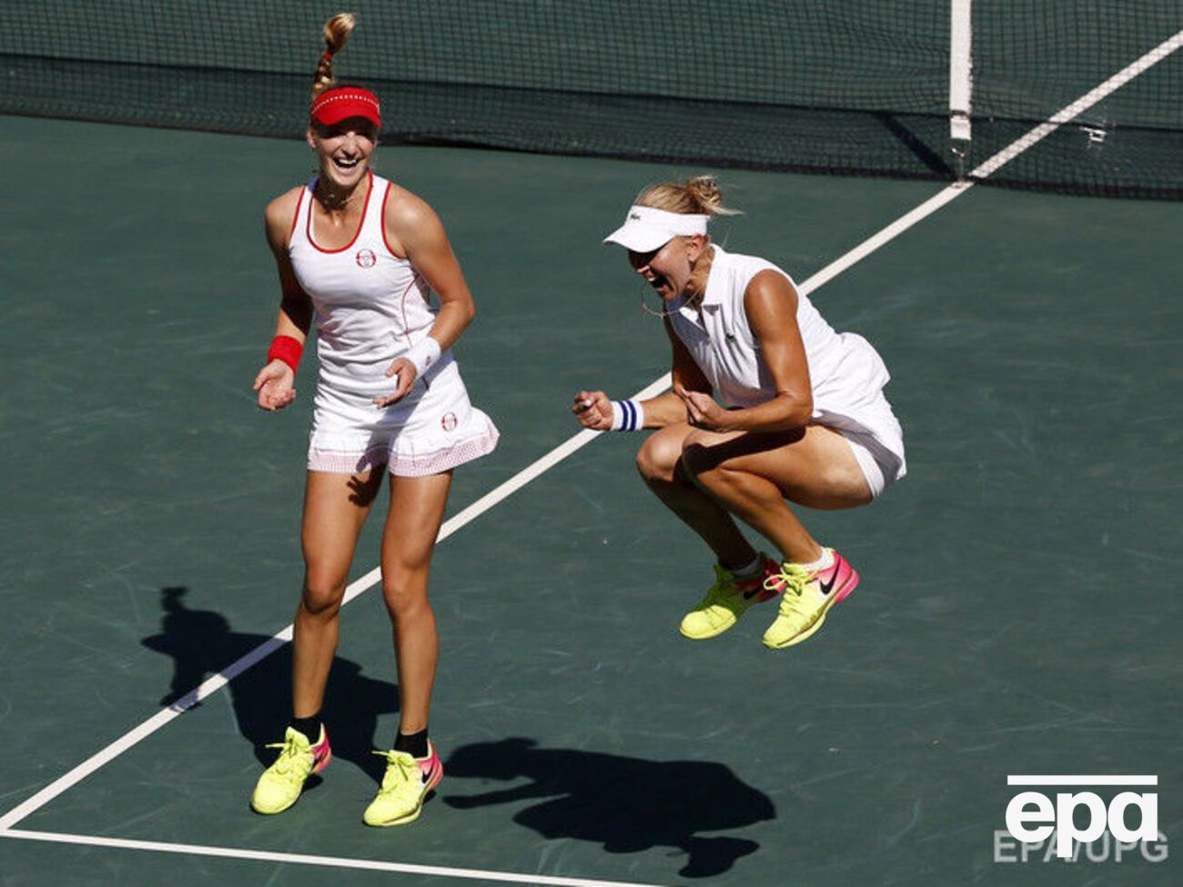 Екатерина Макарова (слева) и Елена Веснина завоевали золото в женском парном разряде