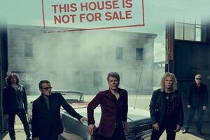 Клип сняла режиссер, которая раньше работала с Боуи