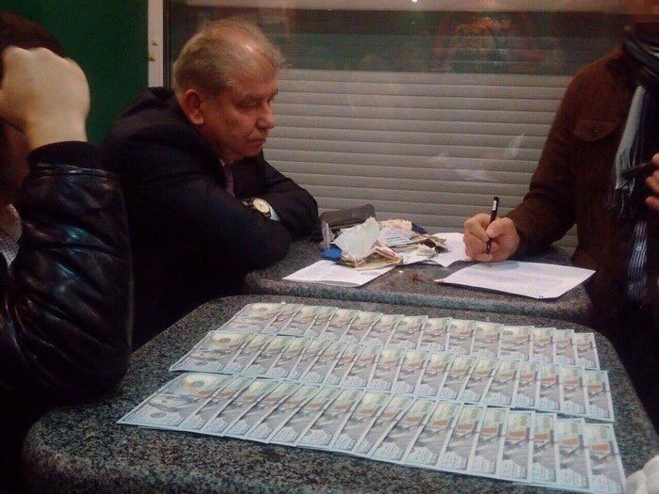 Во время обыска у него обнаружили $300 тыс. и паспорт гражданина Венгрии