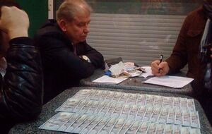 Во время обыска у него обнаружили $300 тыс. и паспорт гражданина Венгрии