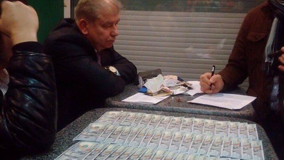 Во время обыска у него обнаружили $300 тыс. и паспорт гражданина Венгрии