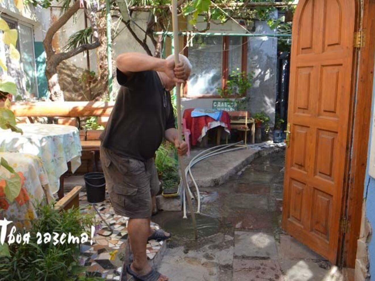 Вода из канализации стекает на пляж элитного санатория