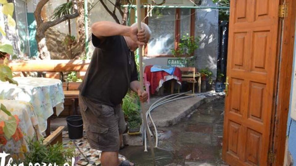 Вода из канализации стекает на пляж элитного санатория