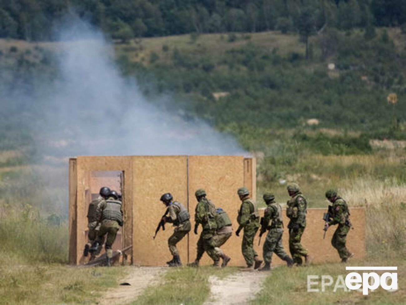 По словам очевидцев, по машине открыли огонь из микроавтобуса
