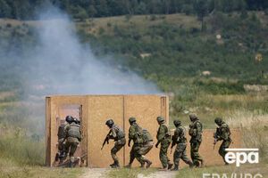 По словам очевидцев, по машине открыли огонь из микроавтобуса