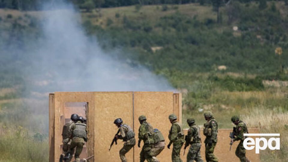 По словам очевидцев, по машине открыли огонь из микроавтобуса