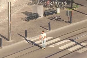 По свидетельствам очевидцев, мужчина угрожал оружием