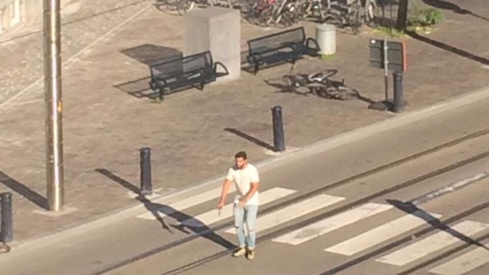 По свидетельствам очевидцев, мужчина угрожал оружием