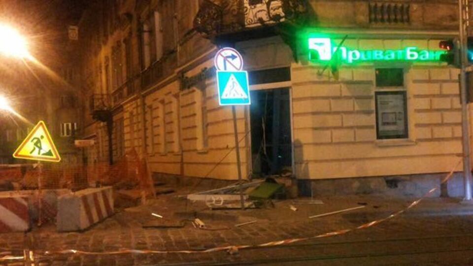 Поврежден банкомат и частично здание, в котором размещено отделение банка