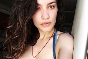 Дайнеко играет в монополию на отдыхе