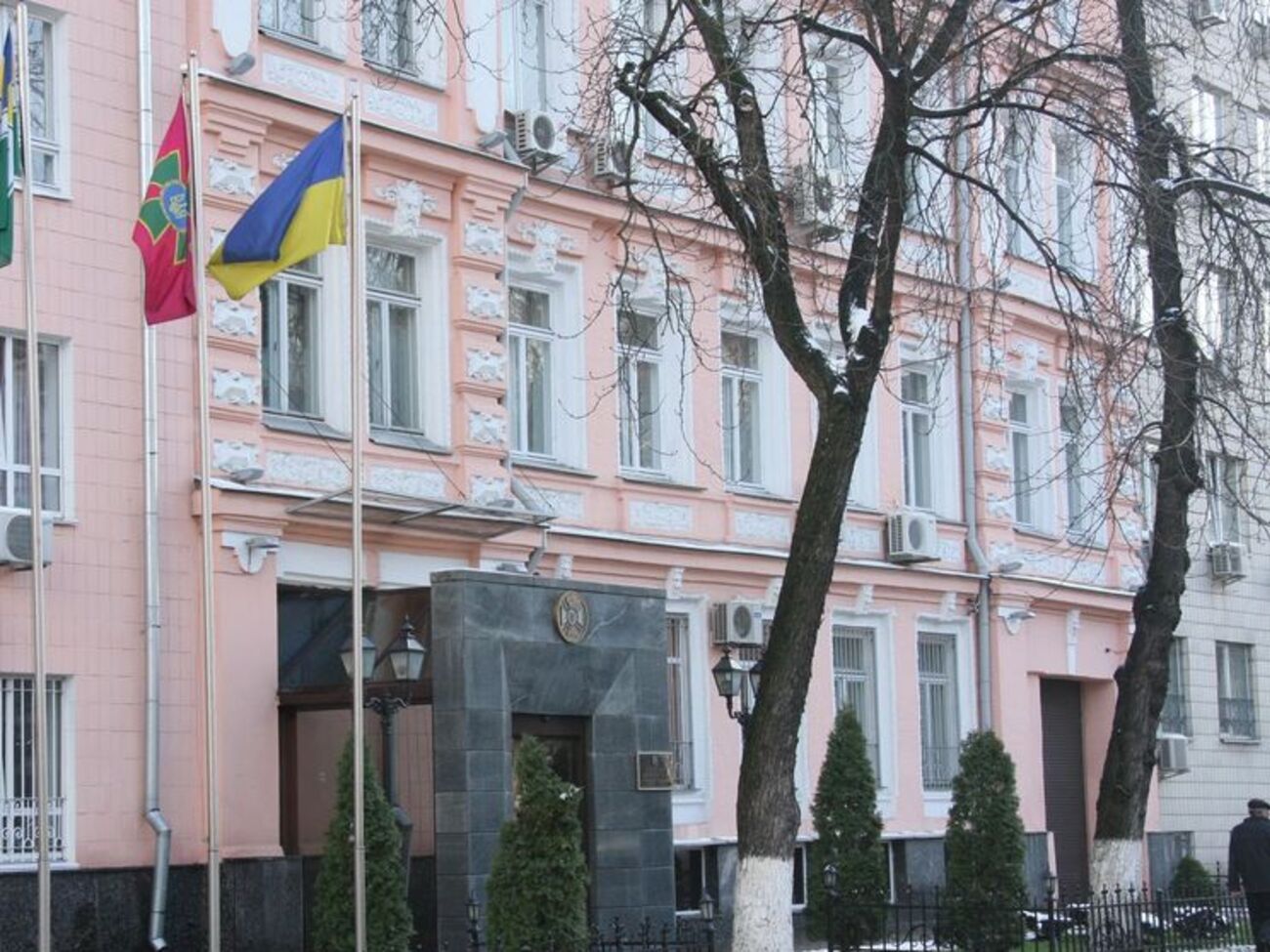 Обыск проводят сотрудники военной прокуратуры