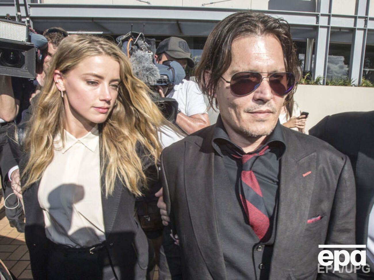 Херд утверждает, что Депп нанес себе повреждение через месяц после свадьбы