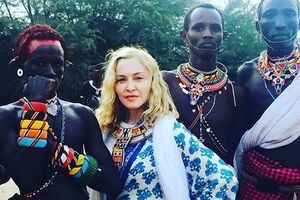 Мадонна пустилась в пляс с африканским племенем