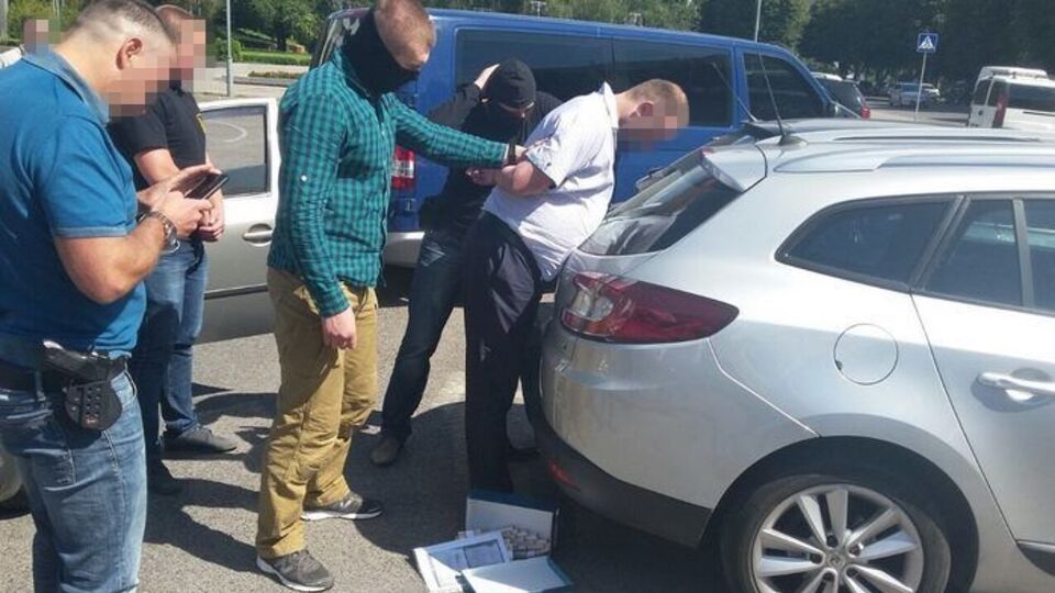 Главу поселкового совета задержали при получении взятки