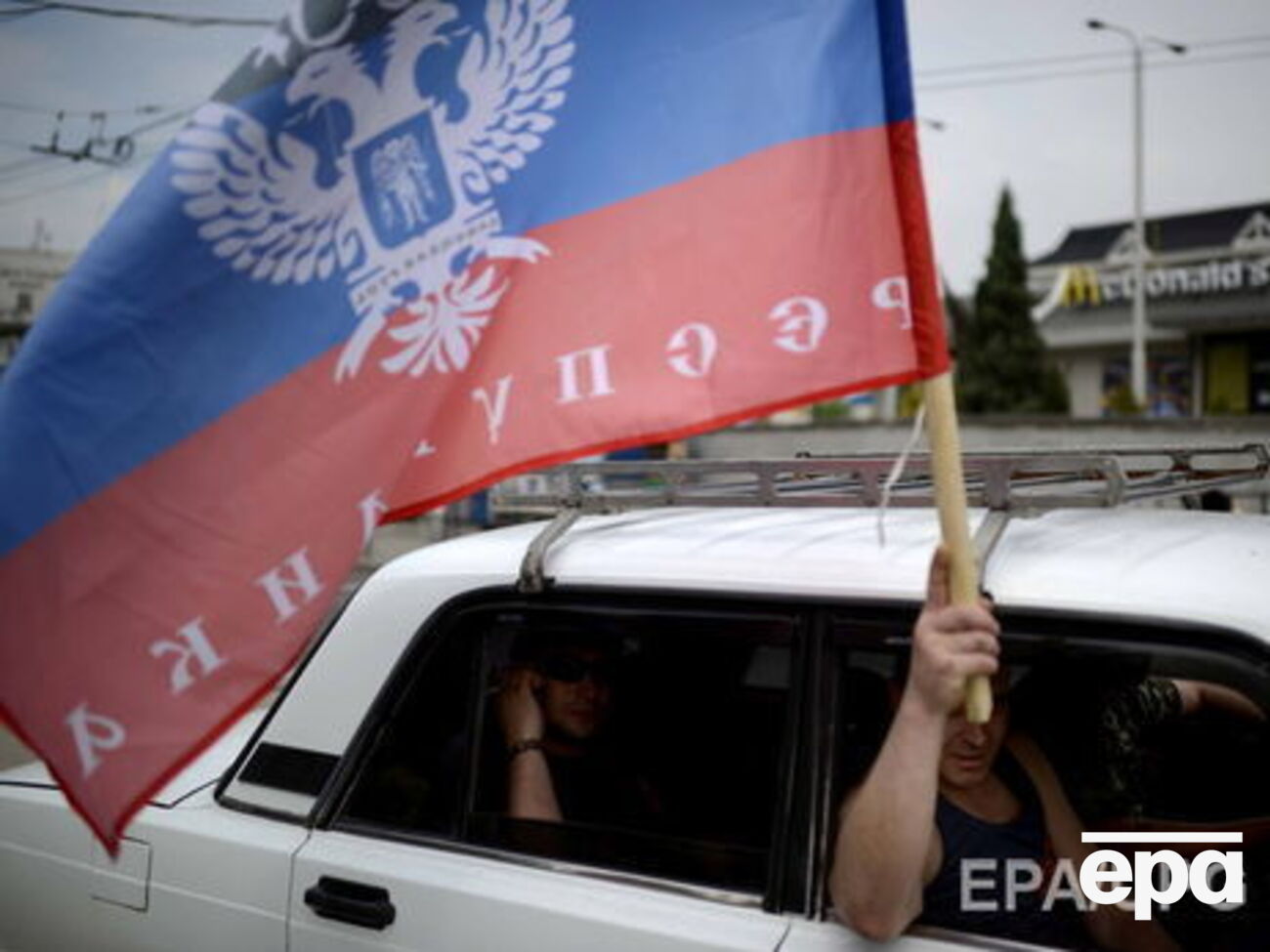 По словам прокурора, он вклеил в документ боевика "ДНР" свою фотографию этим летом