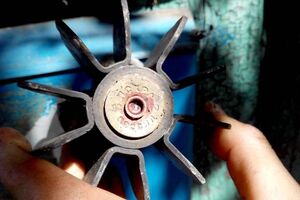 Маркировка капсюля одного из найденных хвостовиков мин "Искра - Росссия" говорит о происхождении боеприпаса