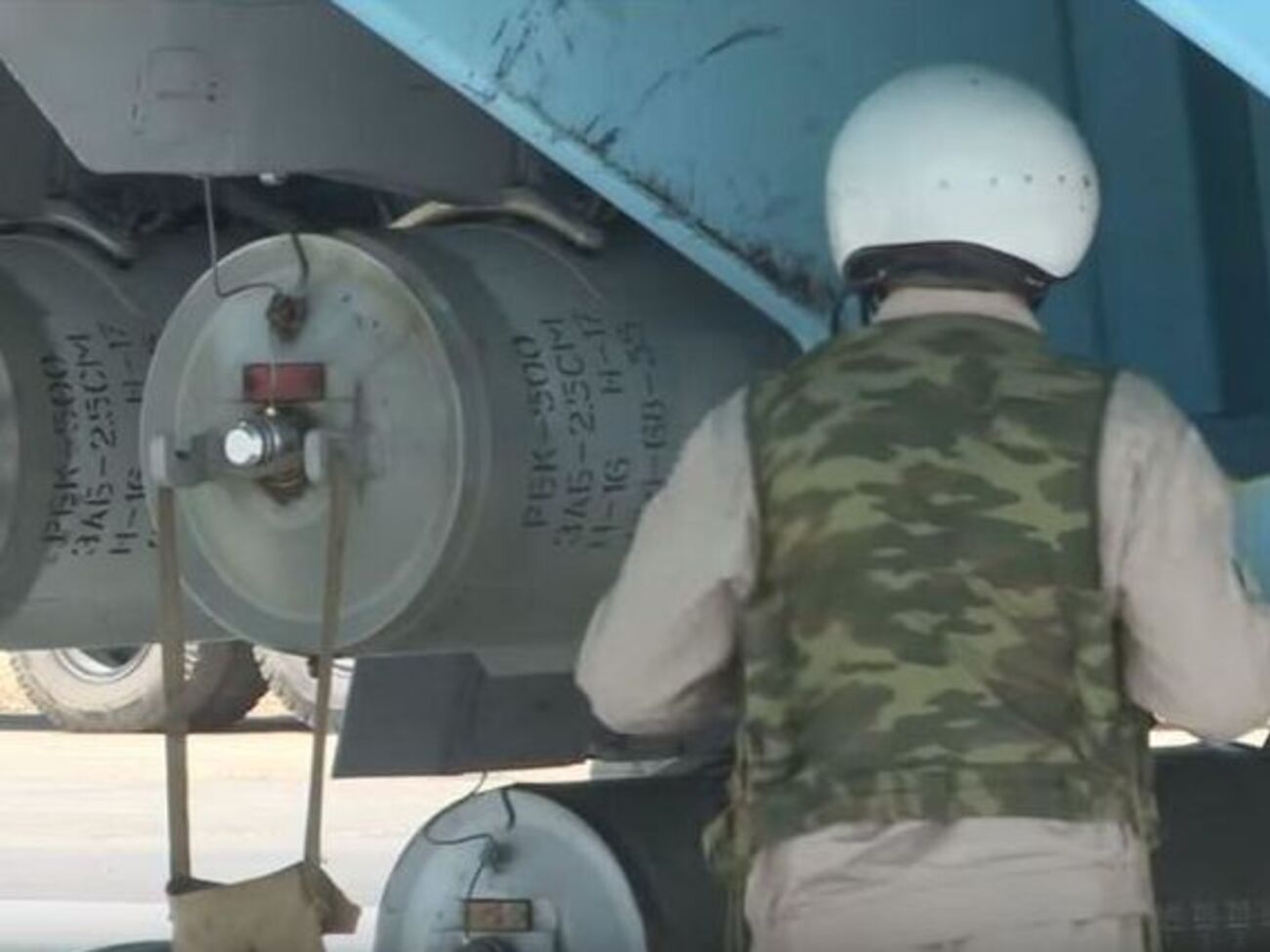 Зажигательные снаряды РБК-500 на одном из российских самолетов на авиабазе в Сирии
