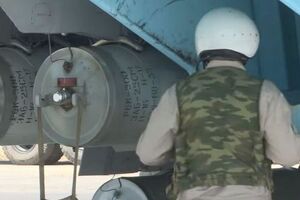 Зажигательные снаряды РБК-500 на одном из российских самолетов на авиабазе в Сирии
