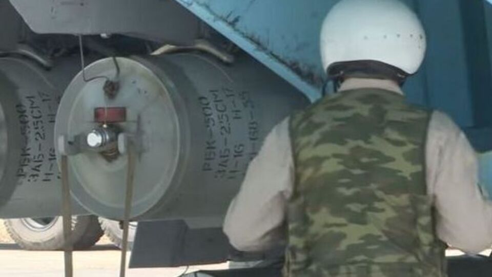 Зажигательные снаряды РБК-500 на одном из российских самолетов на авиабазе в Сирии