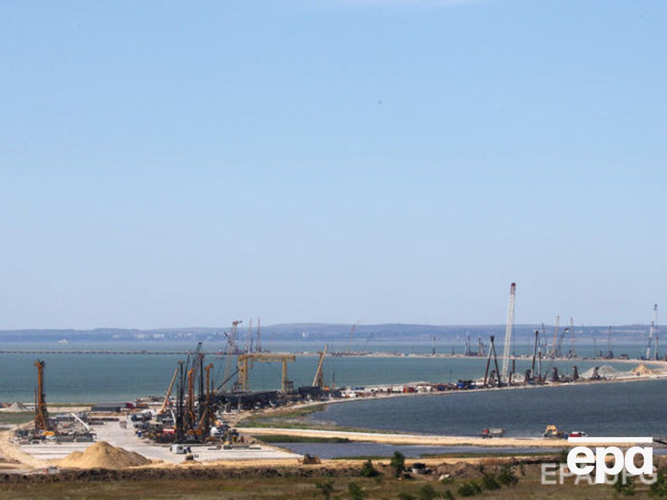 Медведев поручил найти деньги на дороги в Крыму