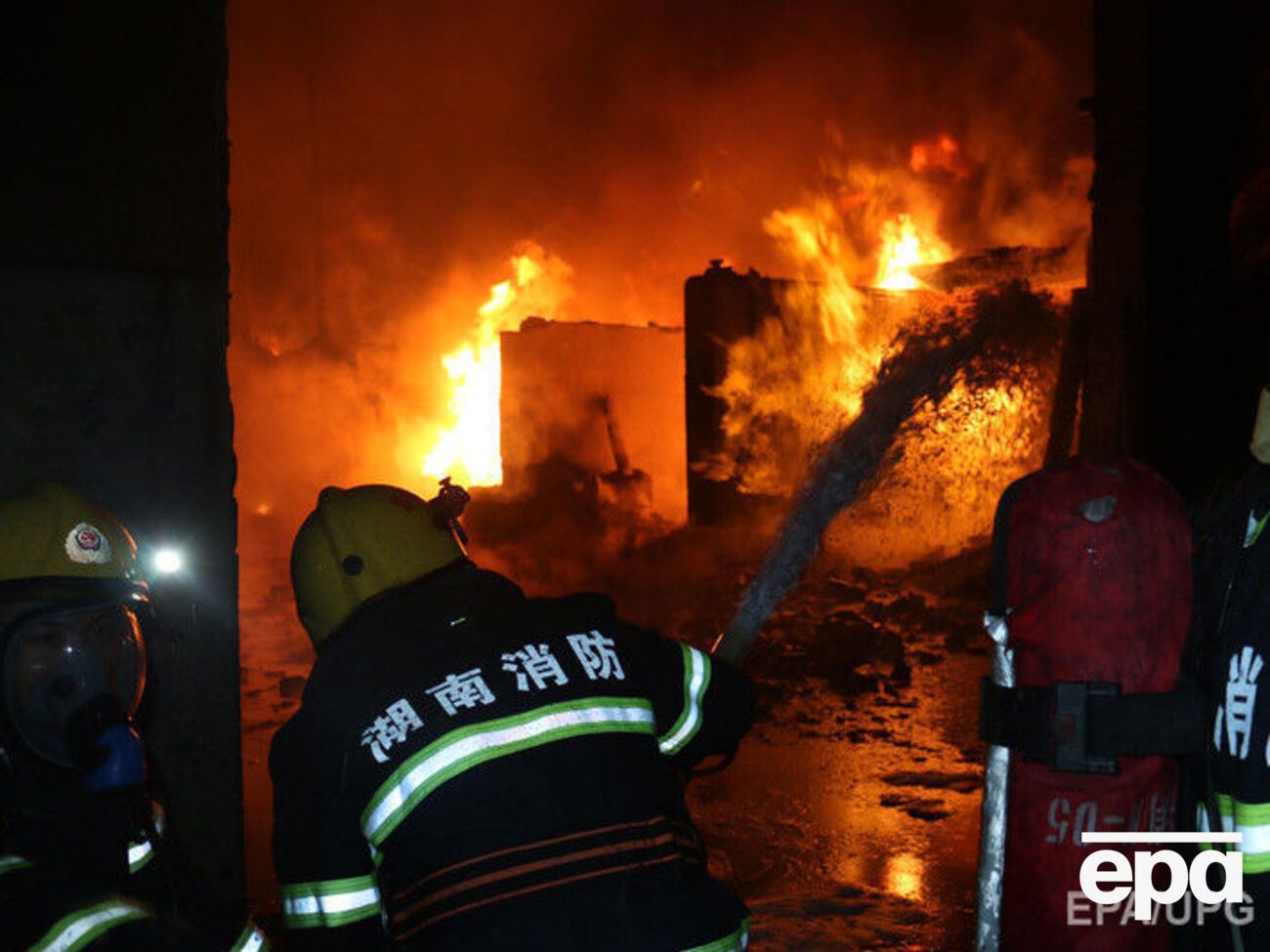 Девять китайских шахтеров и три спасателя погибли от пожара