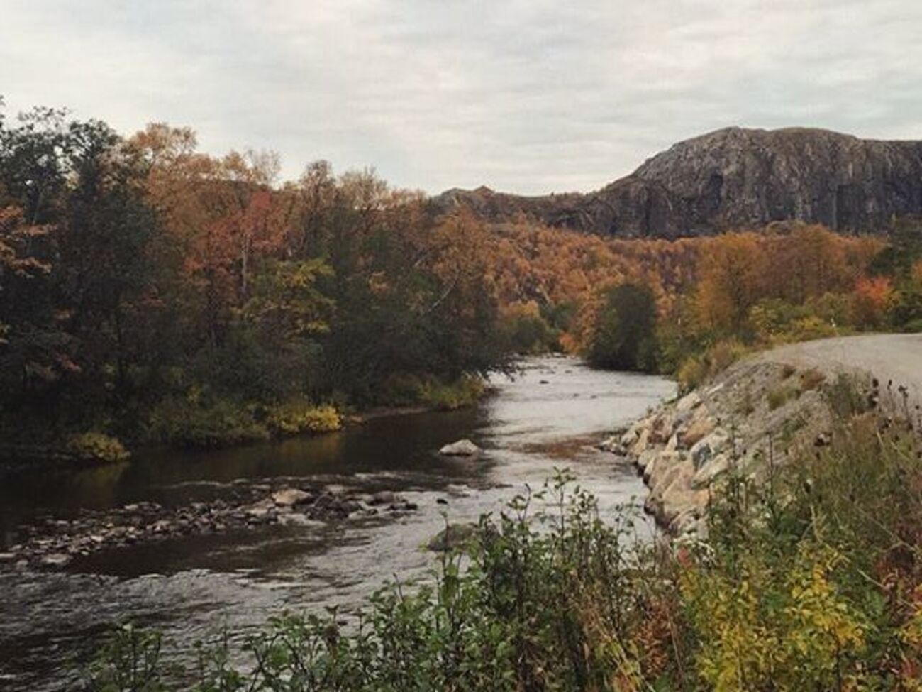 В этом месте фактически страны разделяет только ручей