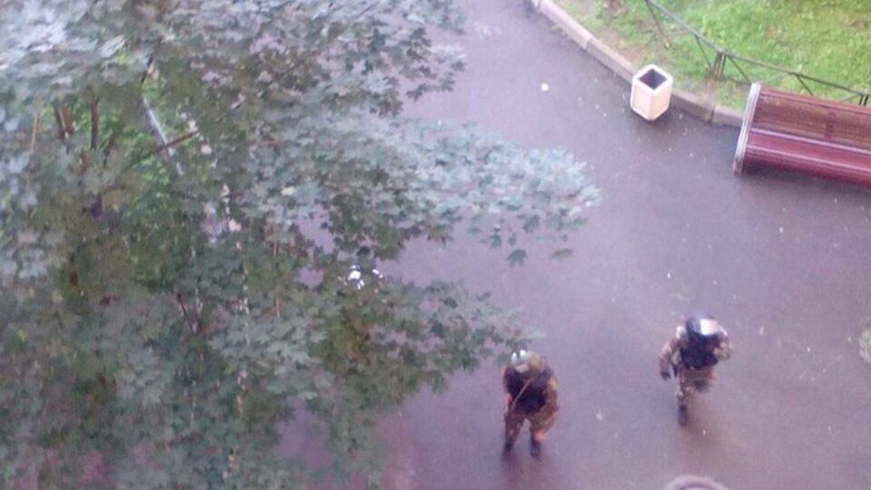 Дом на Ленинском проспекте в Санкт-Петербурге оцепили силовики в касках и бронежилетах