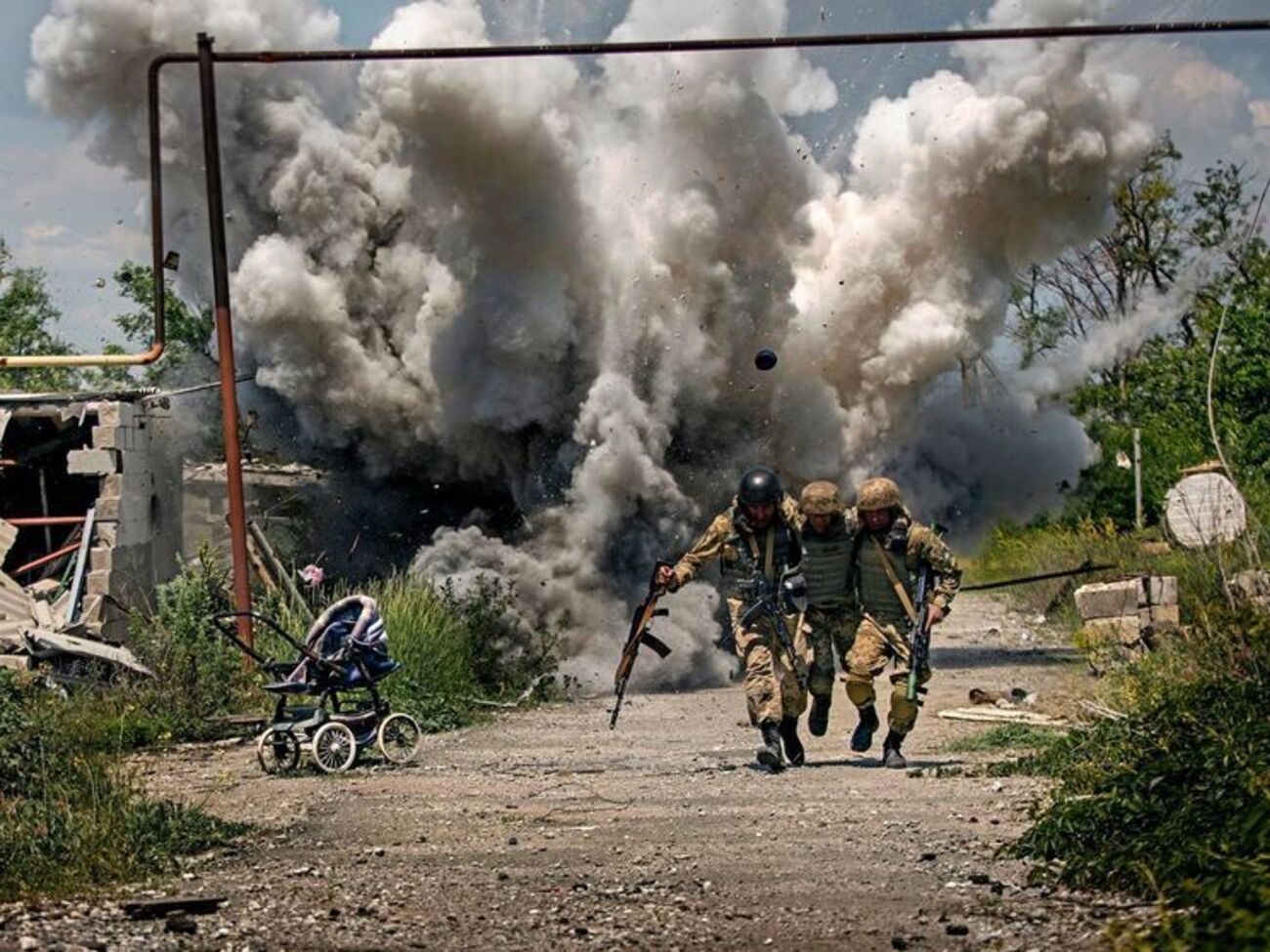 Взрывы в небе. Военный фотограф Муравский опубликовал кадры боев в зоне АТО. Фоторепортаж