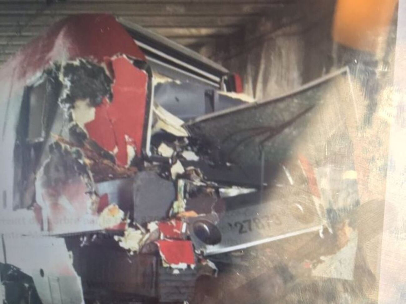 Поезд врезался в дерево