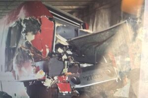 Поезд врезался в дерево