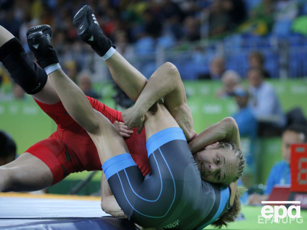 Мария Стадник (в красном трико) на ковре Рио