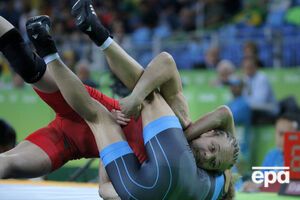 Мария Стадник (в красном трико) на ковре Рио