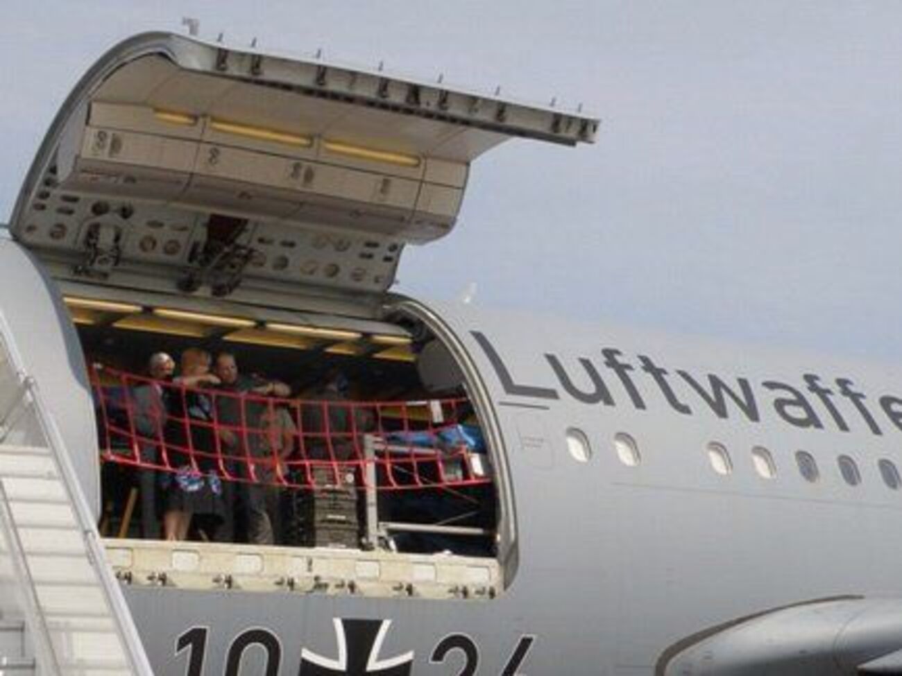 Раненых бойцов заберет самолет