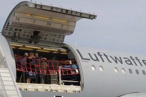 Раненых бойцов заберет самолет