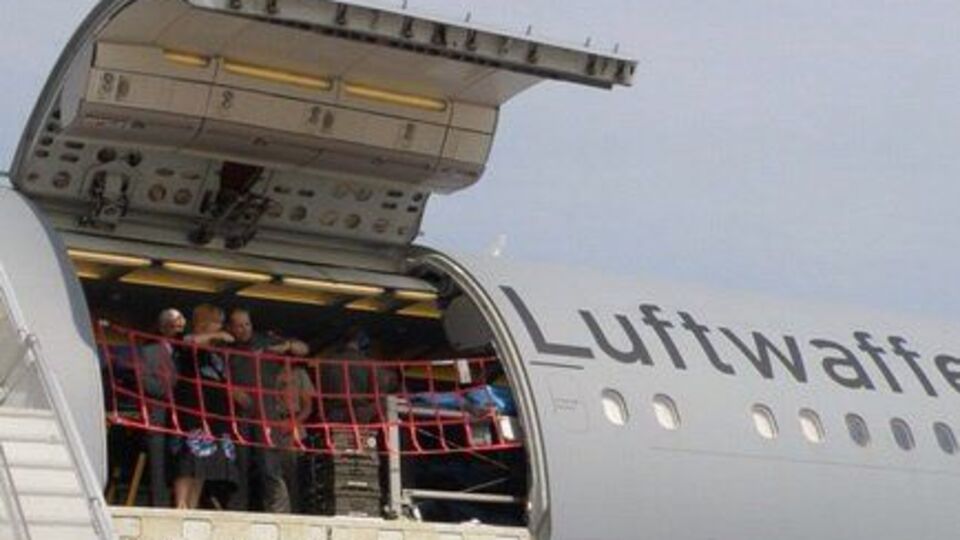 Раненых бойцов заберет самолет