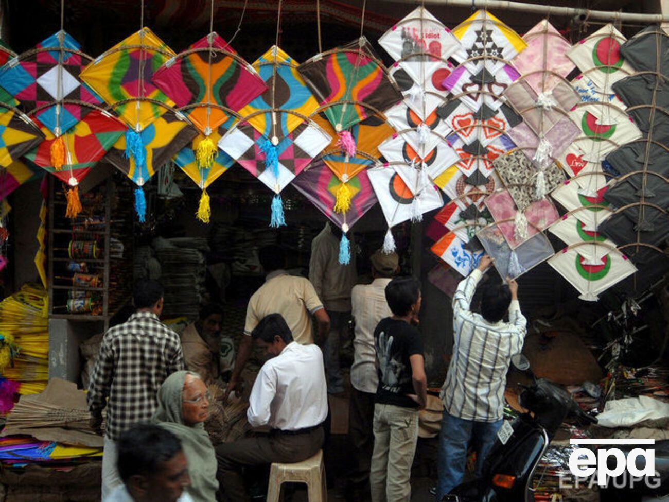 Местные власти запретила змеев, струны которых имеют в составе металл или стекло