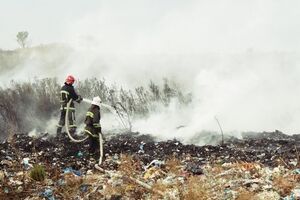 Спасатели потушили пожар на мусорной свалке в Тернопольской области