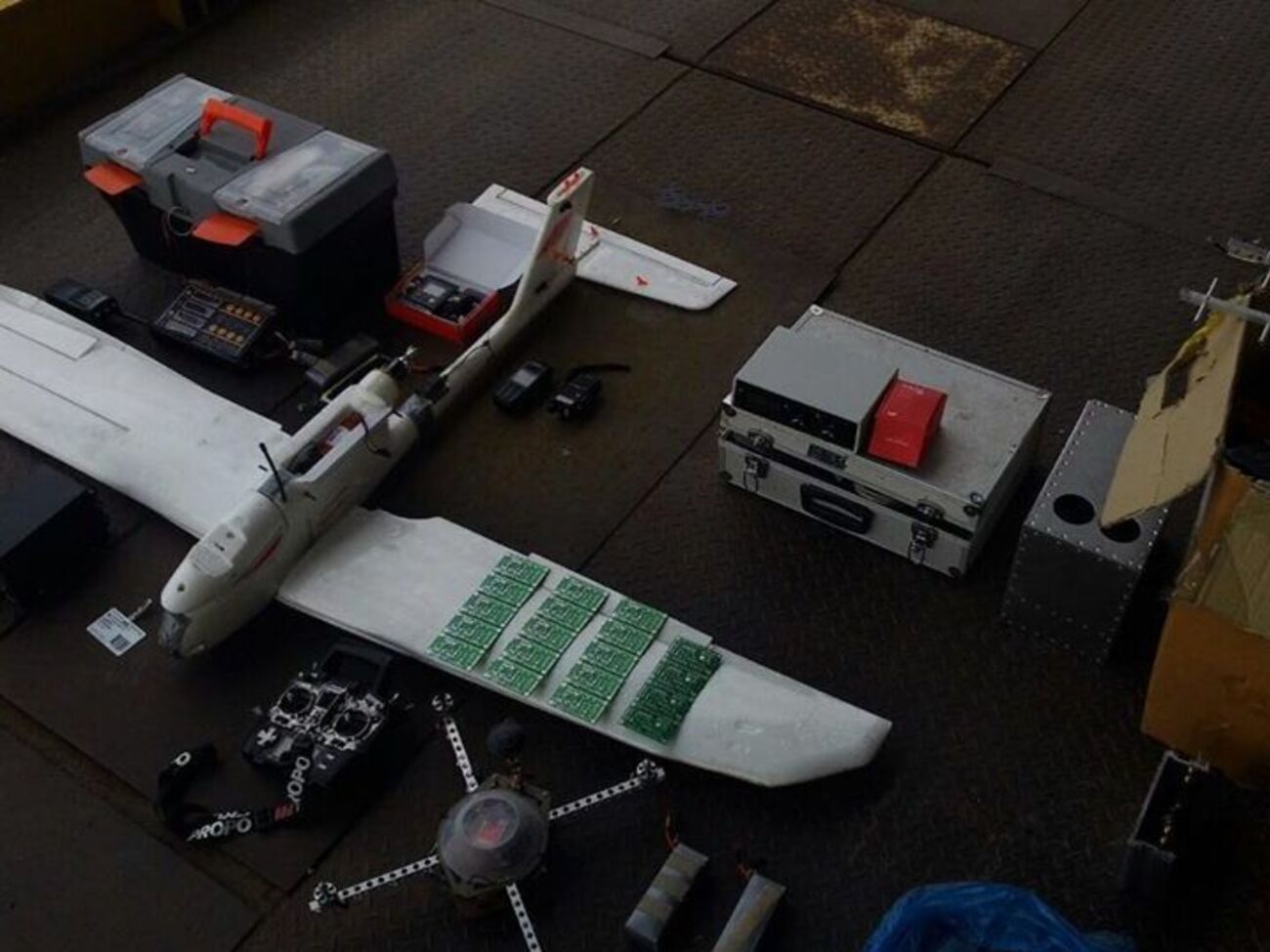 В микроавтобусе были спрятаны беспилотники, радиостанции и квадрокоптер