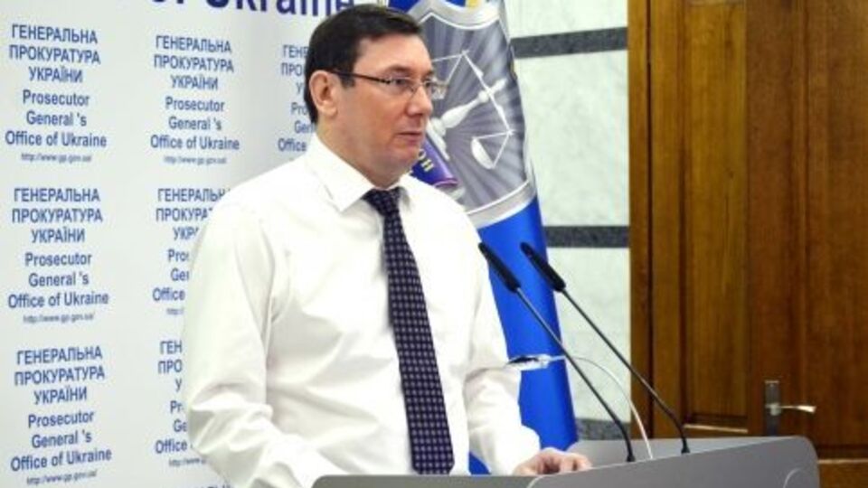 Луценко: Янукович должен собрать свою совесть и приехать в Украину