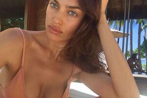 Шейк показала обнаженное тело