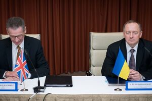 Гендиректор URENCO Томас Хаберле и глава "Энергоатома" Юрий Недашковский заключили контракт на три года