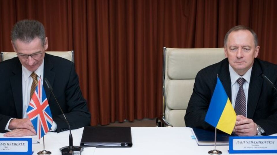 Гендиректор URENCO Томас Хаберле и глава "Энергоатома" Юрий Недашковский заключили контракт на три года