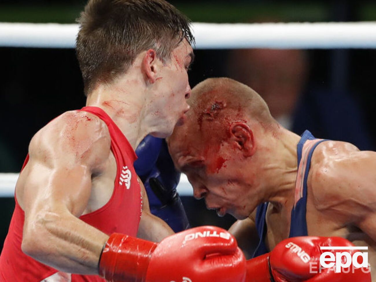 Судьи отдали победу истекавшему кровью Никитину (в синей майке)