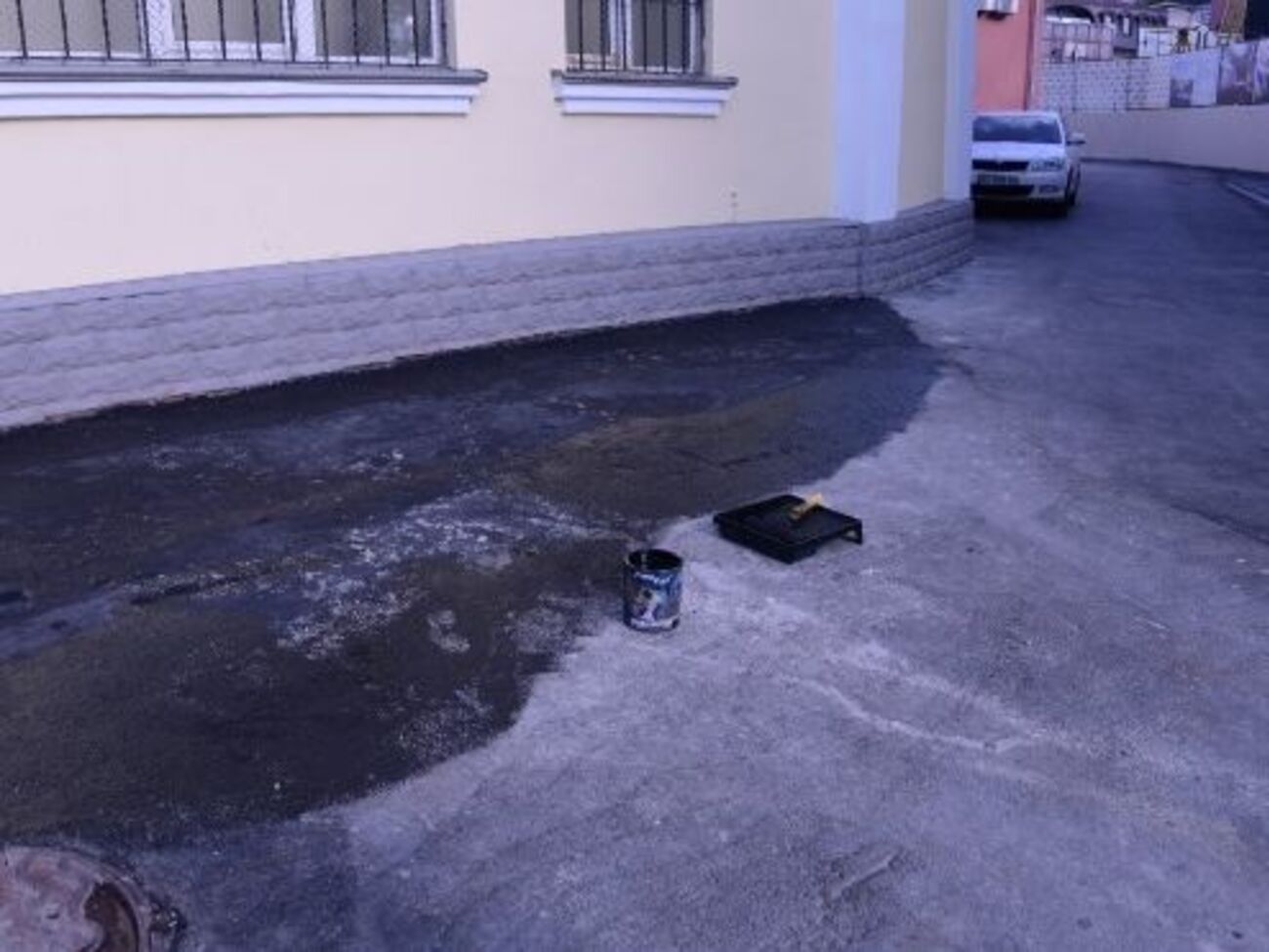 Покраска позволит выдать старый асфальт за новое покрытие, предположили на канале