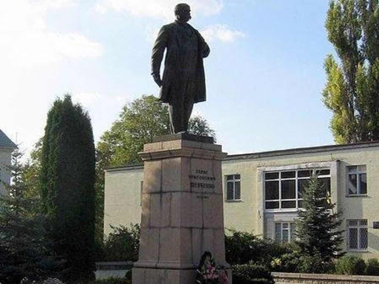 Памятник Кобзарю в Шевченково