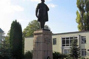 Памятник Кобзарю в Шевченково