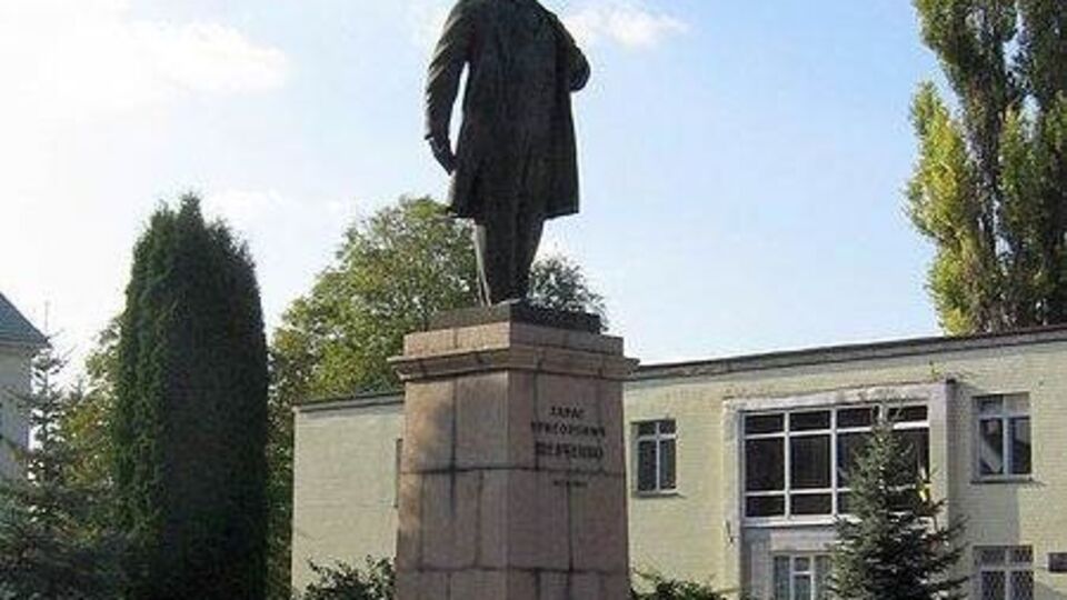 Памятник Кобзарю в Шевченково