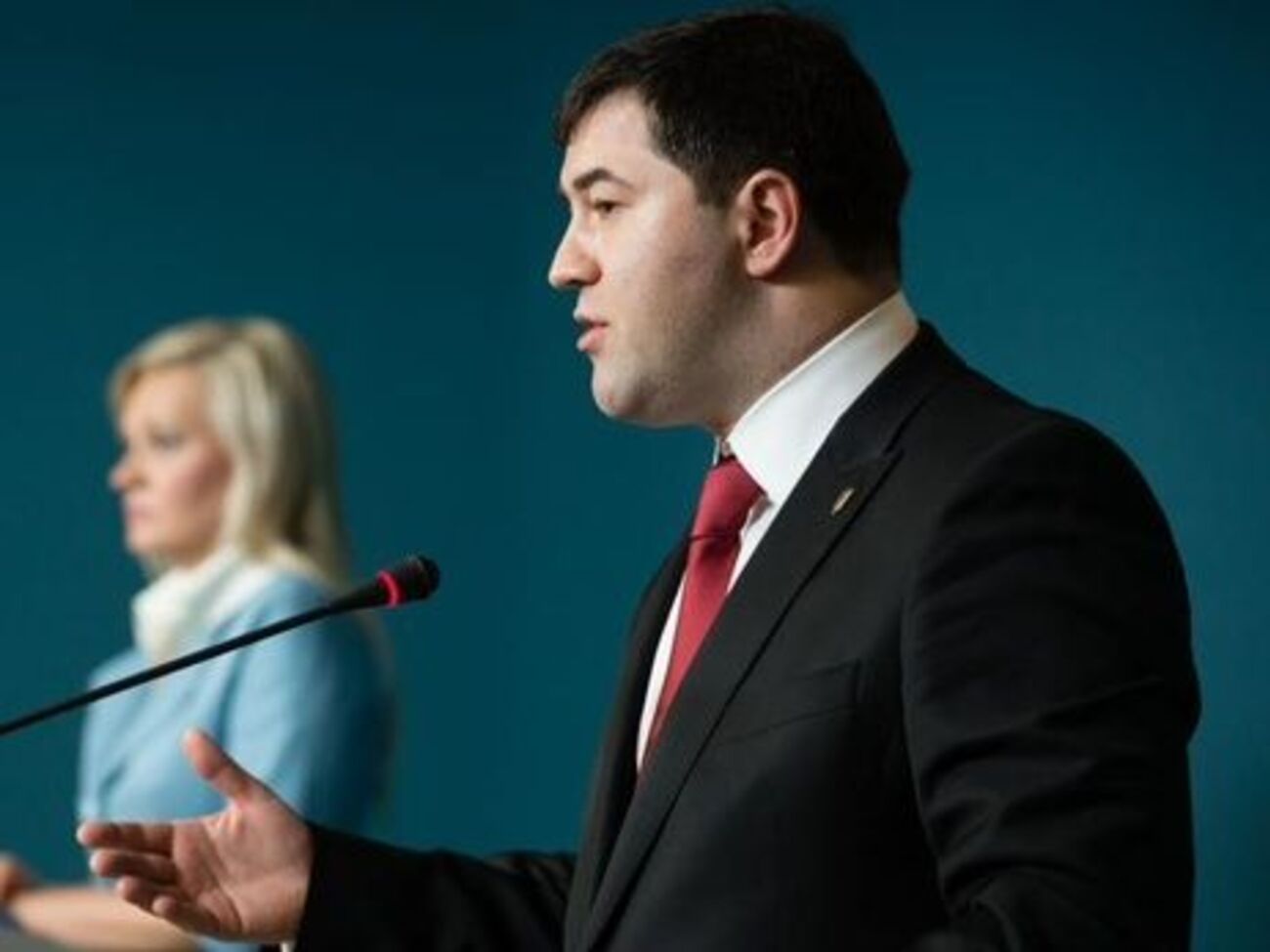 По словам Насирова, после повышения зарплат сотрудники ГФС будут получать около 5 тыс. гривен